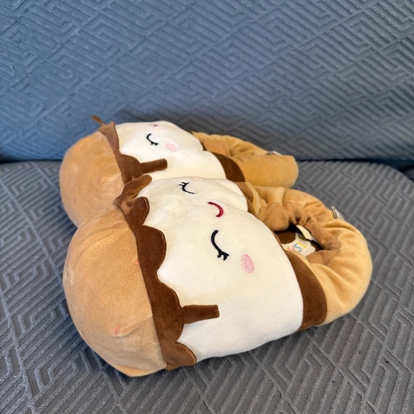 Squishmallow Carmelita the Smore Slippers Size 4-5 Fits Adult Women Size 6-7.5 - Picture 3 of 8